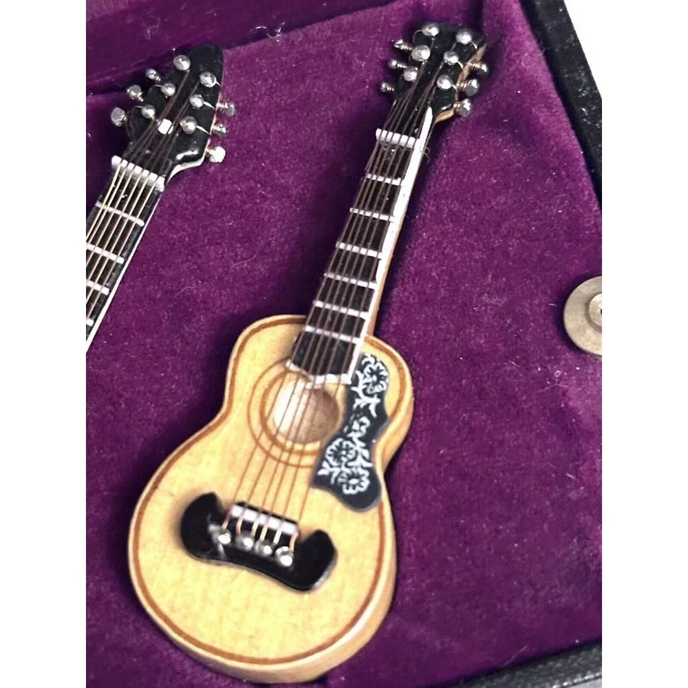 1997 Gibson Miniature Wood Guitar Pins 05702 of 10,000‎ With Case